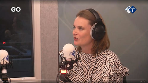 Caroline Drieënhuizen achter de microfoon bij NPO Radio1