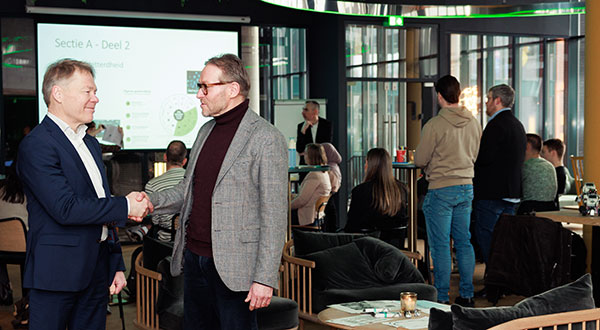 Foto van handdruk Jan Don en Thieu Kikken